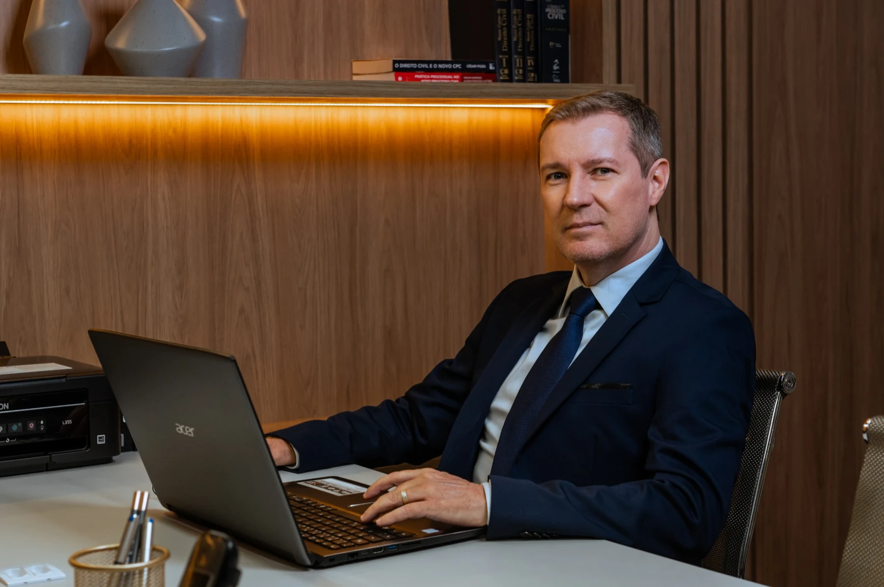 Dr. Emerson Guedini em seu escritório