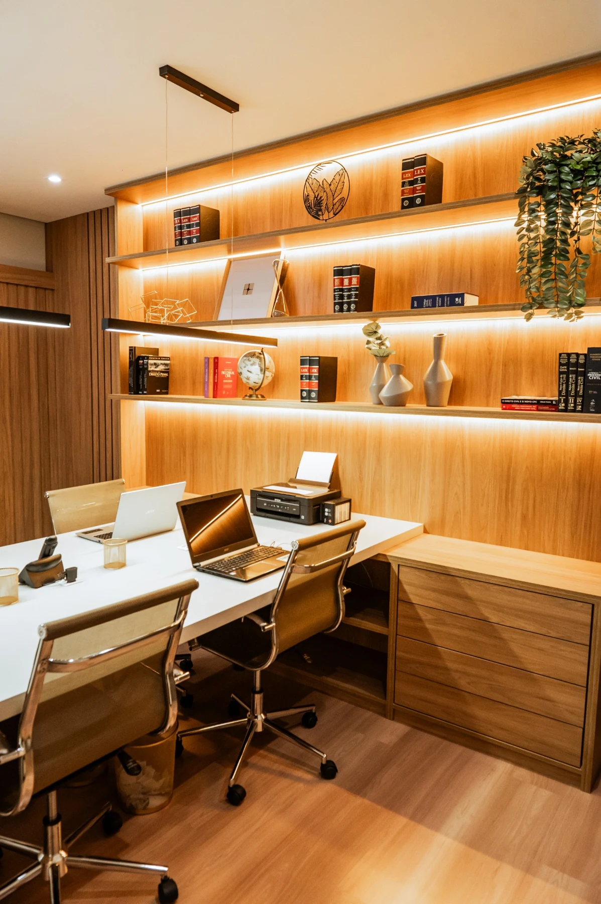 Mesa de trabalho do escritório em Bauru